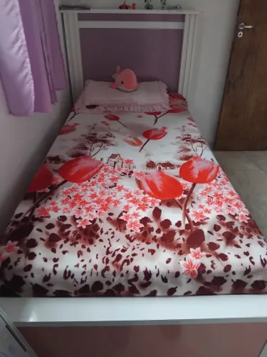 Cama solteiro bicama esta avarias e quebrado estrado quebrado