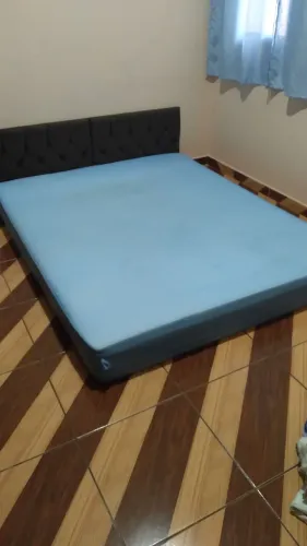 COLCHÃO QUEEN SIZE, novinho, espuma D28, COM CABECEIRA, pra vender rápido.