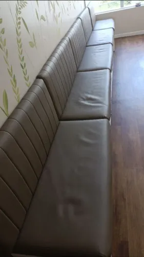Poltronas para recepção e outros ambientes com 7 módulos de 1 metro cada.