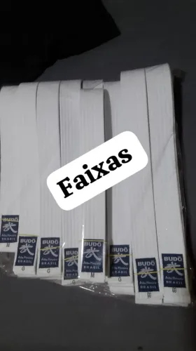 Faixas brancas e coloridas para artes marciais (jiu-jitsu, judô e karatê)