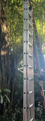 ESCADA DE ALUMÍNIO GRANDE