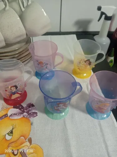 Caneca de plástico resistente das princesa está novas com ediqueta como pode ver nas fotod