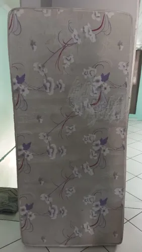 Colchão de solteiro usado