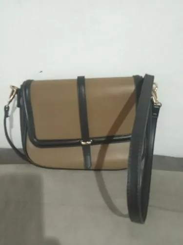 Bolsa MOTF na cor caramelo e preto linda tiracolo ajustável