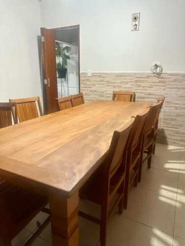 Mesa de madeira pura 2,5 metros por 1 de largura com 10 cadeiras 