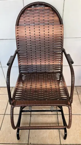 Vendo 01 linda cadeira de balanço com fibra sintética