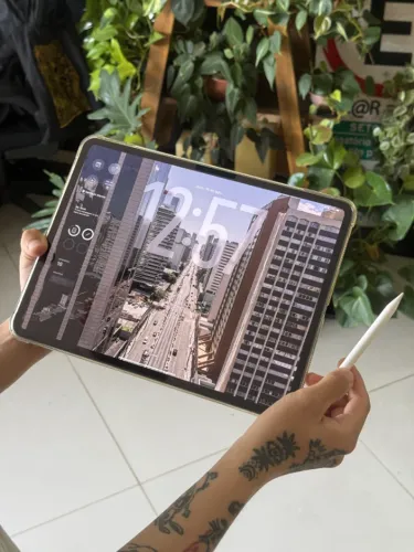 iPad Pro de 13 polegadas (M4) - acompanha caneta, suporte, ponteiras extras e capa