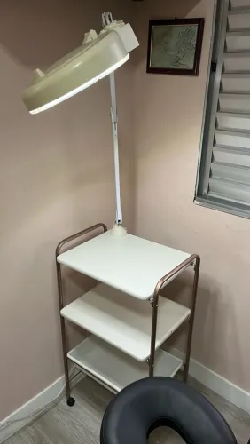 Carrinho auxiliar e lupa com led
