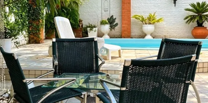 Alugo excelente casa com 05 quartos, amplo quintal com piscina, mobiliada, 330 m² na Praia