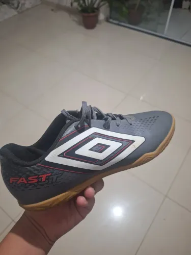 Chuteira de futsal umbro cinza com preta nova