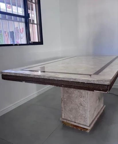 VENDE-SE - Mesa de Jantar de Mármore (6 lugares)