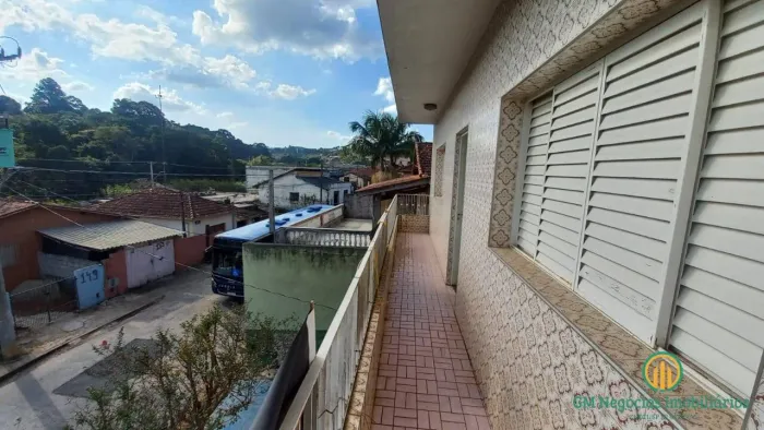 Vende Casa com renda residenc+ 3 salões aluigados em rua bem em São Roque