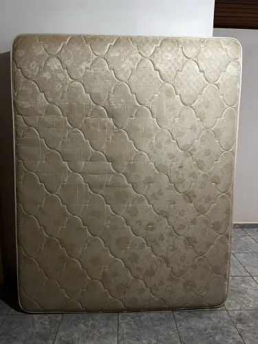 Colchão Queen Usado