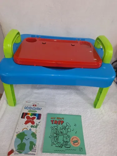 Mesinha de brinquedo infantil para desenhar