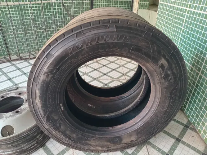 VENDE-SE ARO E PNEU DE MICROÔNIBUS