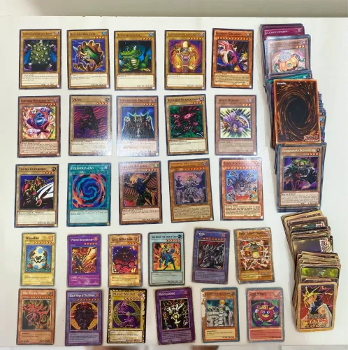LOTE : cartas originais e de bancas yugioh no total de 204 cards