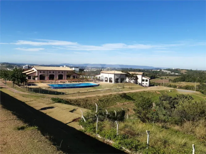 Terreno à Venda em Condomínio de Alto Padrão na Cidade de Vinhedo/SP.