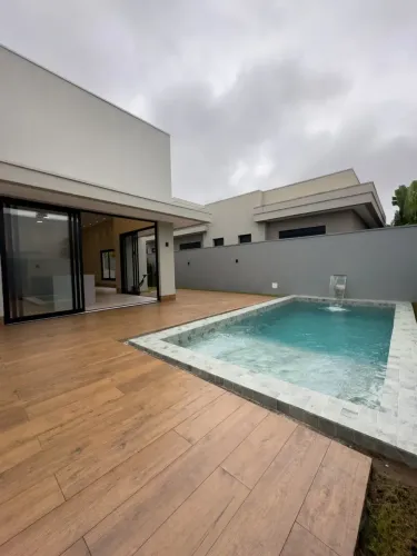CASA TERREA 4 SUÍTES À VENDA, COM 246m² NO CONDOMÍNIO FLORAIS ITÁLIA
