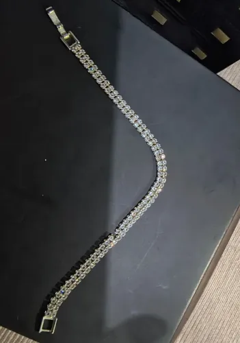 pulseira cravejada com brilhantes