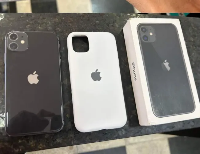 Iphone 11 64 gb saúde 100% só tem um leve trincado na tampa traseira de resto tá novo