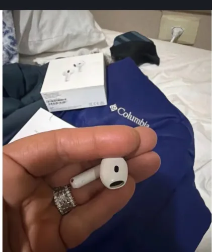 Fone AirPods 4 geração com cancelamento lado direito