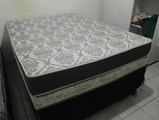 2 Cama casal box, uma com colchão 