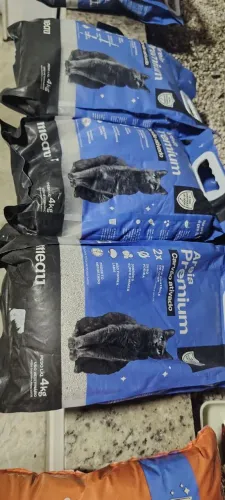 Areia para gatos premium  8 pacotes 