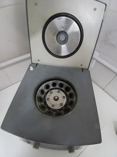 Centrífuga clínica analógica 600