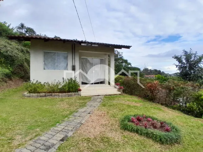 Casa com 1 Quarto e Amplo Terreno