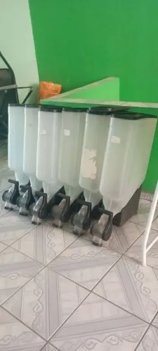 Vende -se repositor de ração 9 potes no suporte e 6 potes avuso