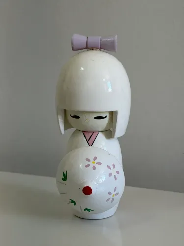 Boneca japonesa em madeira kokeshi