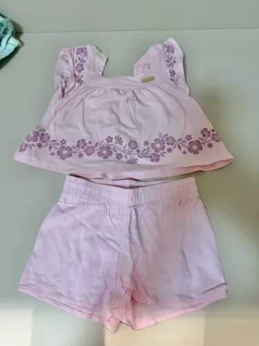 Conjunto Milon rosa com flores