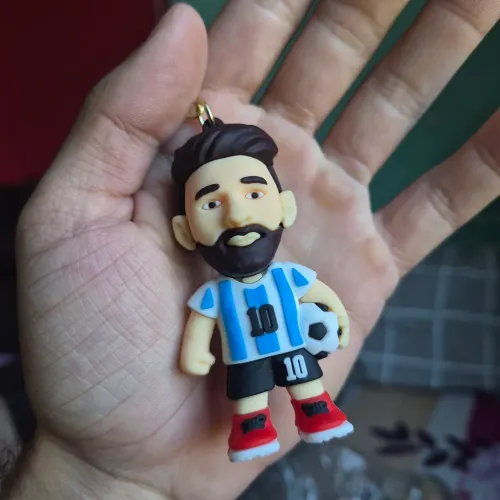 Chaveiro premium lionel messi segurando a bola