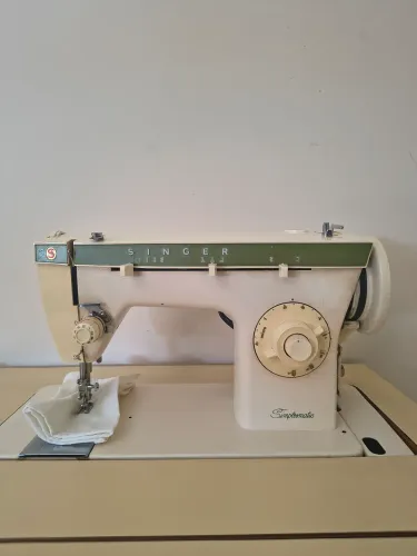 Excelente máquina de costura com suporte em madeira! Ótimo estado de conservação!