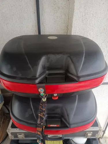 Vendo par de baú lateral Givi, grande medindo 56cm por 40cm com 30cm de altura, com chave.