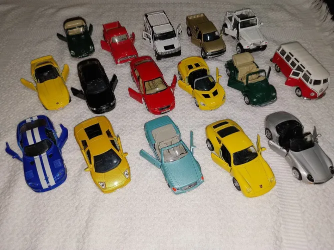 Coleção carrinhos miniatura jornal extra.