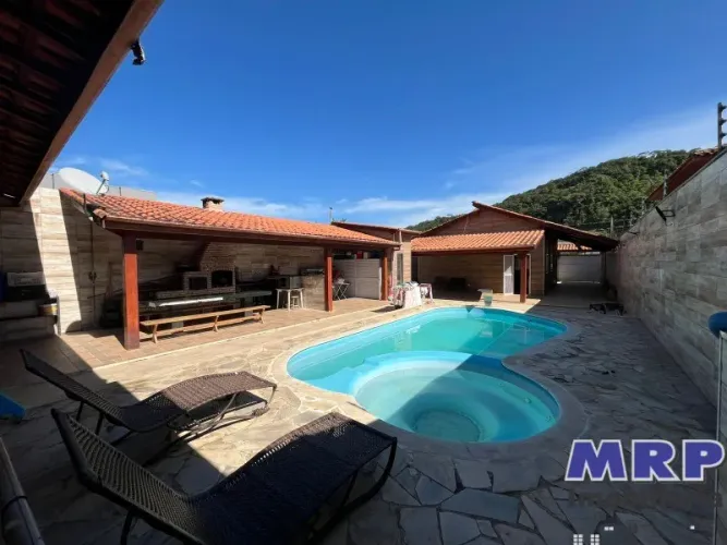 Casa com edicula a venda em Ubatuba na Praia da Maranduba. Area gourmet com piscina aqueci
