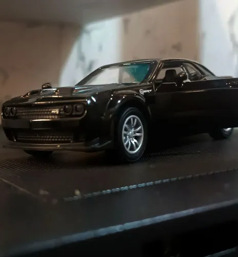 Miniatura Dodge Challenger SRT Preto - Escala Colecionável