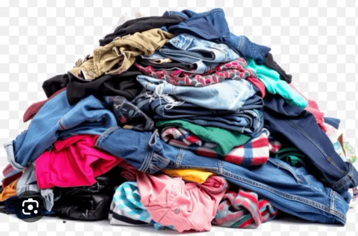 Aproximadamente 15 kilos de roupas usadas unisex e utensílios de cozinha