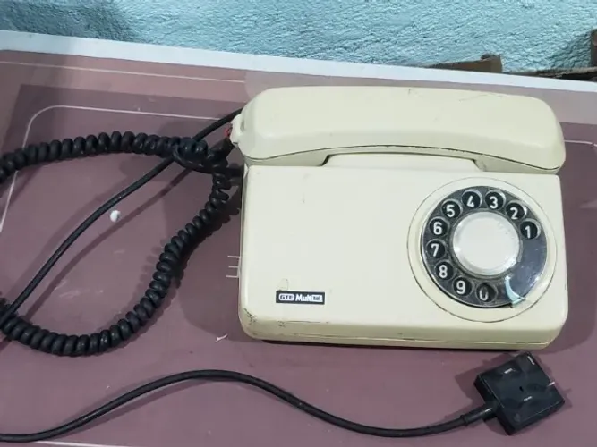 telefone antigo de mesa com discagem rotativa na cor bege (disco)