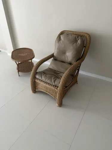Poltrona e mesa conjunto