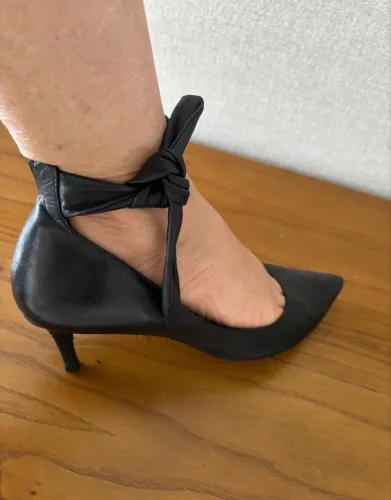 scarpin preto com amarração no tornozelo 