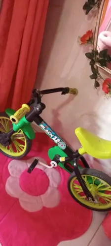 uma bicicleta infantil