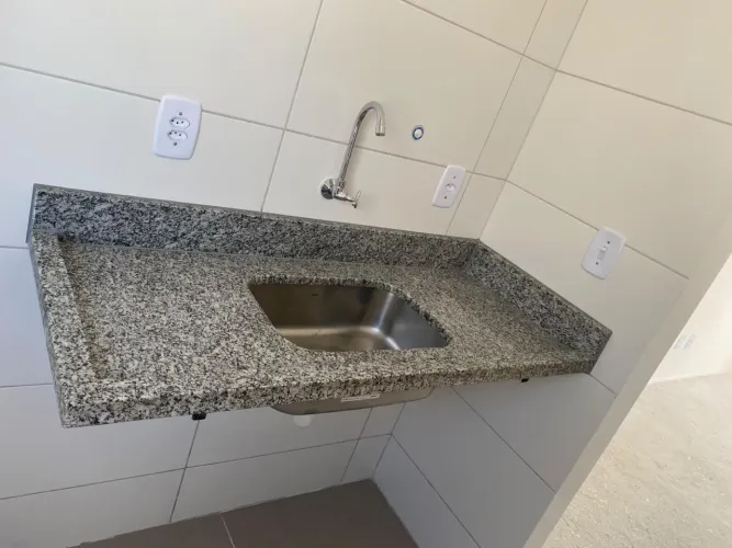 Bancada de granito com pix inox e pedra
