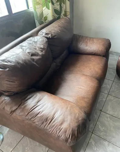 Sofá de couro dois lugares perfeito estado