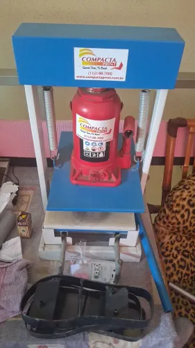 Maquina de fazer chinelo funcionando perfeitamente interessados chamar no WhatsApp 1998181