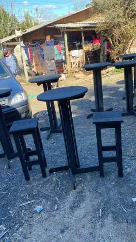 Mesa bistrô e banquetas 
