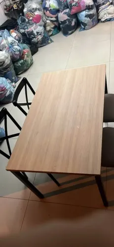 Mesa de Jantar com Quatro Cadeiras