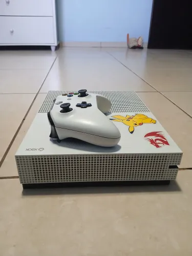 Xbox one s 1TB, dois controles
