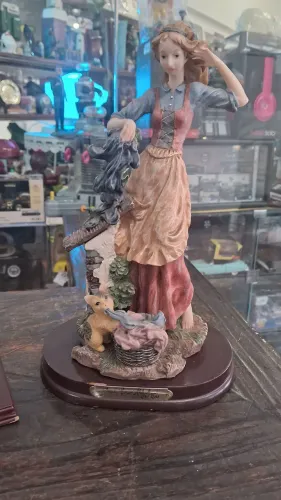 Antiga e linda escultura de origem espanhola marca monti piero alabastro em resina